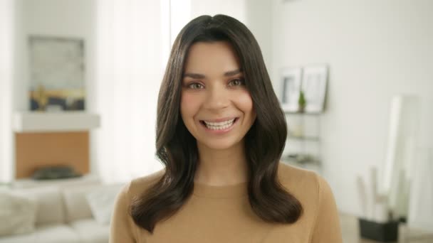 Retrato Linda Chica Adorable Sinceramente Sonriendo Riendo Mientras Mira Cámara — Vídeo de stock