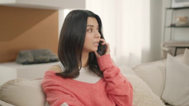 Gelukkige Vrouwelijke Klant Maken Mobiele Oproep Bevestiging Van Online Website — Stockvideo