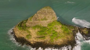 Hawaii sahilleri çok güzeldir. Hawaii manzarasının sinematik insansız hava aracı çekimi. Kualoa Çiftlik Parkı 'nın hareketli arka planında olan Çinliler' in Şapka Adası. Oahu tropikal adası. Hava görüntüsü Oahu kıyısı