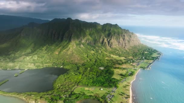 美丽的自然景观的绿色丛林中山峰 透露了热带海滩在库洛亚公园 在库洛亚农场公园的空中观看壮观的群山蓝海 美国夏威夷瓦胡岛的电影海岸 — 图库视频影像
