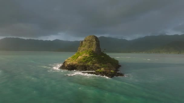 ハワイの風光明媚な自然景観のシネマティックドローンショット 動きの背景にKualoa牧場公園があるシナマンズハット島 オアフ島熱帯島 空中ビューオアフ島の海岸 美しいハワイの海岸 — ストック動画