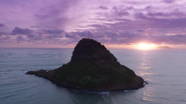 瓦胡岛的美丽自然 太阳升起在夏威夷上空 在日出时分 在天空中戏剧性的粉色紫色云彩下 拍摄了一个名为 中国人 的三角形小岛 — 图库视频影像