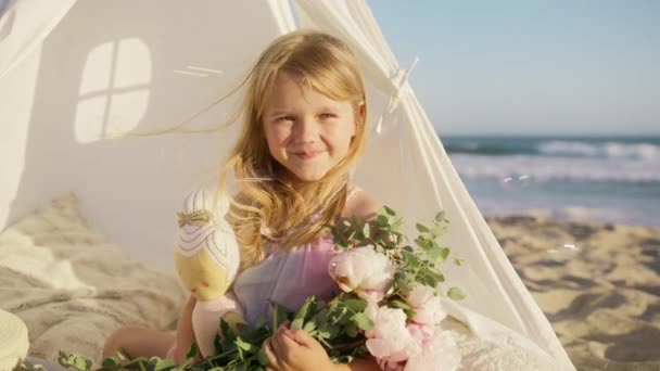 Zamykaj Śliczną Buźkę Dziewczyna Zabawką Marząca Plaży Oceanu Szczęśliwa Twarz — Wideo stockowe