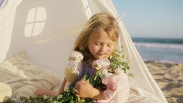 Dziewczyna Bawi Się Pięknymi Kwiatami Plaży Ocean Szczęśliwa Twarz Przedszkolaka — Wideo stockowe