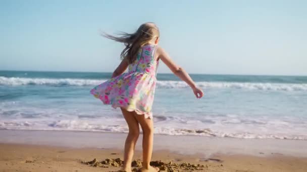 Okyanus Sahilinde Mutlu Bir Çocuk Gün Batımında Tatlı Bir Kızın — Stok video
