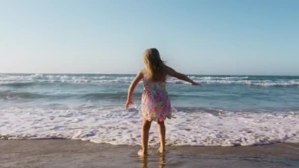 Szczęśliwy Dzieciak Skaczący Tańczący Oceanicznych Falach Piaszczysta Plaża Dzieciak Śni — Wideo stockowe