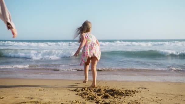 日没の黄金のビーチで一緒に母と娘 何世代もの間 清潔で持続可能な未来を夢見ています きれいな海 汚染されていない環境の感動的な高揚ビデオ — ストック動画