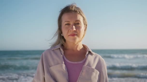 Portræt Munter Ung Blondine Kvinde Smilende Med Hvide Tænder Mens – Stock-video