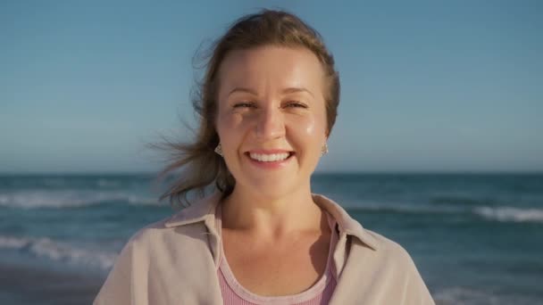 Chica Feliz Con Hermosos Ojos Verdes Abiertamente Sonriendo Mirando Cámara — Vídeo de stock