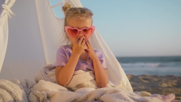 Гіркий Дошкільник Грає Прикидаючись Гламурною Дамою Модних Рожевих Сонцезахисних Окулярах — стокове відео