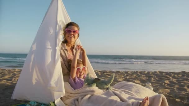 어머니 바퀴에 재미를 느끼는 한아이 영화같은 해변에서 있습니다 사랑하는 가족의 — 비디오