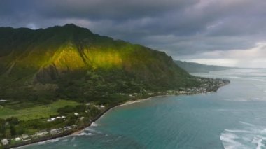 Dünyaca ünlü çekim yeri Kualoa Çiftliği 'nin gündoğumunun sinematik manzarası. Hawaii 'deki Oahu adasında Jurasik dünyaya dokunulmamış. Yeşil dağ sırtı manzaralı maceralı arka plan
