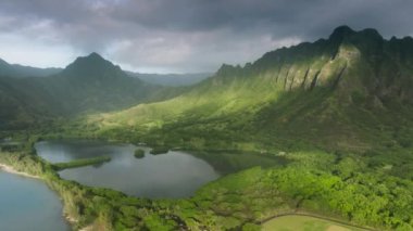 Hawaii 'deki Oahu adasında Jurasik dünyaya dokunulmamış. Yeşil dağ sırtı manzaralı maceralı arka plan. Dünyaca ünlü çekim yeri Kualoa Çiftlik Parkı 'nın sinematik manzarası gün doğumu