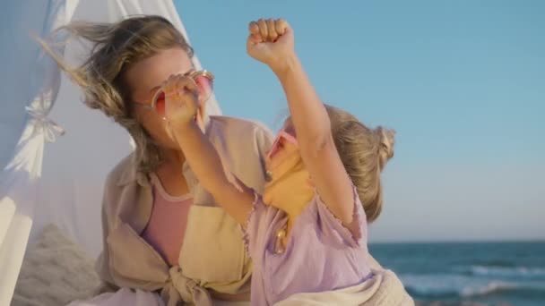 Giovane Donna Felice Abbracciando Figlia Tramonto Cinematografico Spiaggia Dell Oceano — Video Stock