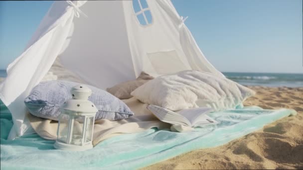 Güneşli Yaz Günbatımında Deniz Kıyısında Beyaz Çadır Yaz Tatili Mavi — Stok video
