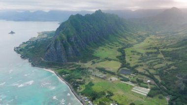 Yaz turu Hawaii Sineması Adası. Cennet Oahu gezisi. Fotokopi mesajı için ABD turizm geçmişi. Güzel dağlar, havadan 4K. Pasifik Okyanusu adasına git. Ünlü turistler Kualoa çiftliğine akın etti