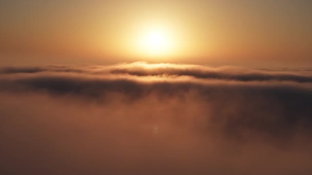 Scenic Rose Gouden Zonsopgang Achtergrond Enorme Zon Schijnt Boven Wolkenlandschap — Stockvideo