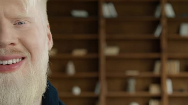 Pria Albino Positif Kasual Untuk Latar Belakang Gigi Tutup Potret — Stok Video