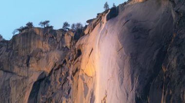 Yosemite Firefall 'ın harika manzarası. Yosemite Ulusal Parkı, Kaliforniya, ABD. At kuyruğu düşüşünün nefes kesici görüntüsü, El Capitan kaya oluşumunun doğu tarafında, 4k görüntüsü.