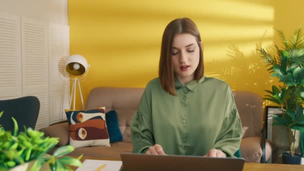 Griner Ung Brunette Skriver Laptop Knytter Næver Med Glæde Succes – Stock-video