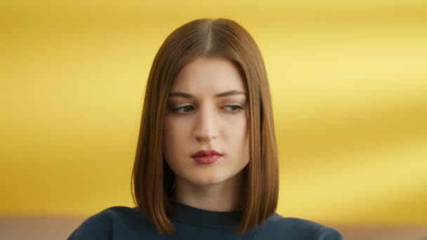Atraktivní Mladá Brunetka Zamyšleným Pohledem Žlutém Pozadí Střední Detailní Záběr — Stock video