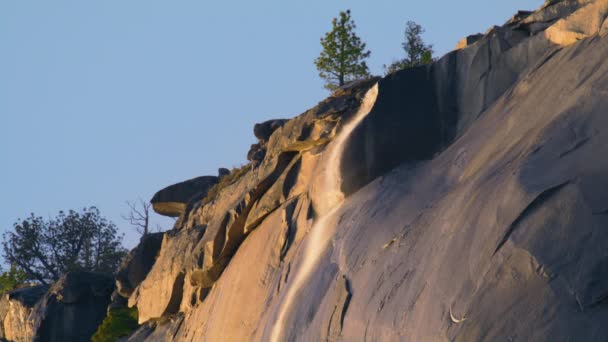 Cascada Que Fluye Por Formación Rocosa Capitán Parque Nacional Yosemite — Vídeos de Stock