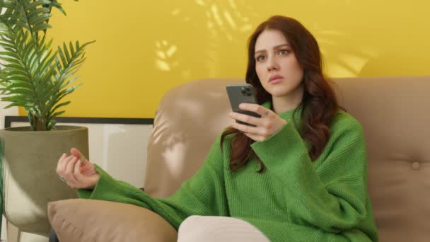 Çekici Uzun Saçlı Açık Renk Makyajlı Yeşil Süveterli Akıllı Telefonuyla — Stok video
