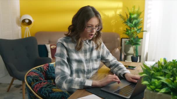 Estudante Bonito Sexo Feminino Óculos Navegação Laptop Extremamente Positivamente Impressionado — Vídeo de Stock