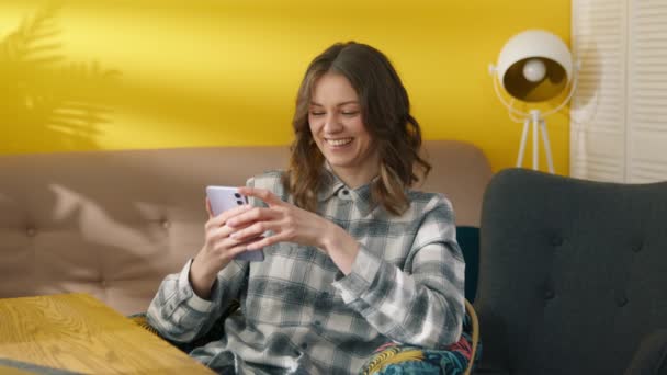 Tânăra Femeie Atractivă Izbucnește Râzând Timp Navighează Telefonul Mobil Bucurie — Videoclip de stoc
