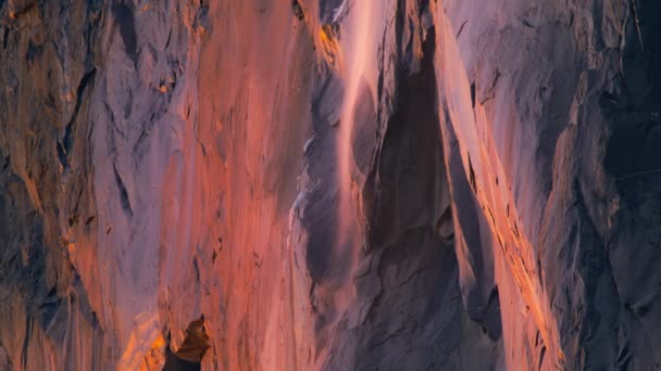 カリフォルニア州ヨセミテ国立公園の日没の光に照らされたホーステイルの秋の見事なショット カラフルなヨセミテ滝の近くの景色 冬のまれなイベント コピースペースと4K映像 — ストック動画