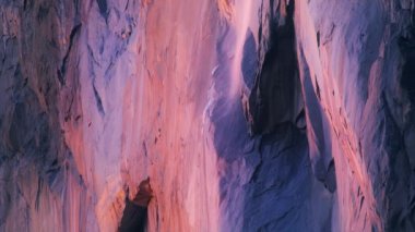 Yosemite Ulusal Parkı, Kaliforniya, ABD 'de atkuyruğu üzerine düşen günbatımı ışıkları. Yosemite Firefall 'ın güneş ışınlarıyla renk aldığı yakın plan görüntüsü. Kışın jeolojik fenomen, 4k görüntü 