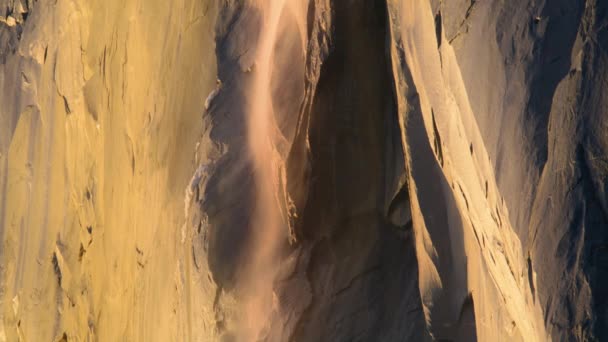 カリフォルニア州の日没時にヨセミテ国立公園でHorsetailの秋のエキサイティングな景色 エルキャピタンの岩の形成の上に素晴らしいヨセミテ滝の閉鎖ショット 自然現象 4K映像 — ストック動画