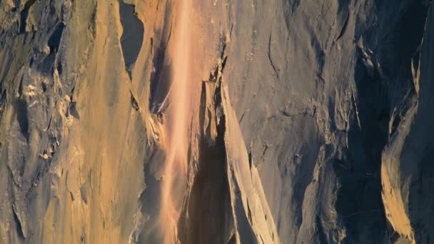 ホーステイルのパンニングショットは 日没の光 ヨセミテ国立公園 カリフォルニア州 米国に落ちます ヨセミテ滝の大自然現象 ヨセミテ渓谷での冬の珍しいイベント 4K映像の背景 — ストック動画