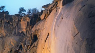 Yosemite Ulusal Parkı, Kaliforniya, ABD 'de atkuyruğu üzerine düşen günbatımı ışıkları. Yosemite Firefall, kış mevsiminde nadir görülen bir olay. Yosemite Vadisi 'ndeki inanılmaz şelale manzarası. 4K 'da dönüm noktası.