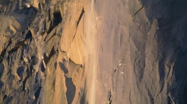 Yosemite Firefall 'ın kışın doğal manzarası, Yosemite Ulusal Parkı, Kaliforniya, ABD. Yosemite Vadisi 'ndeki Atkuyruğu' nun manzarası. El Capitan kayasının tepesinde çarpıcı bir şelale, 4K görüntü. 