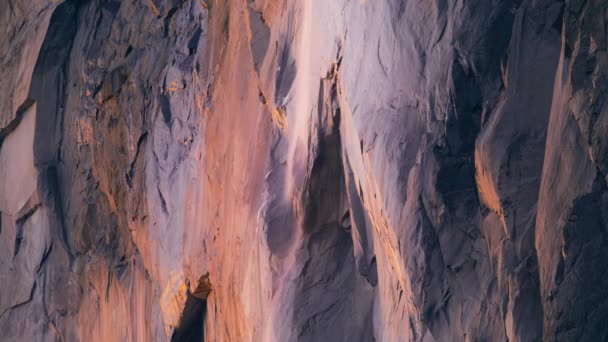 Closeup Yosemite Firefall Shimmering Sunset Colors Yosemite National Park Califórnia — Vídeo de Stock