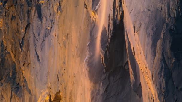 Bunte Sonnenuntergangslichter Beleuchteten Den Schachtelhalmfall Yosemite Nationalpark Kalifornien Usa Schwenkaufnahme — Stockvideo