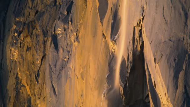 在美国加利福尼亚州约塞米蒂国家公园 被夕阳余晖照亮的约塞米蒂萤火虫的令人惊叹的镜头 马尾辫的全景在冬天落下 约塞米蒂山谷失火 4K镜头背景 — 图库视频影像