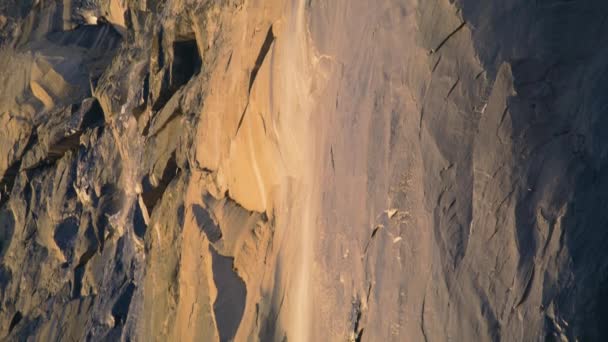 美国加利福尼亚约塞米蒂国家公园 冬季约塞米蒂萤火虫的自然景观 俯瞰约塞米蒂山谷马尾辫的全景 在El Capitan岩石顶上的陡峭瀑布 4K镜头 — 图库视频影像
