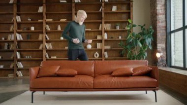 Rüyalarının derinliklerinde kendinden geçmiş bir rock 'çı erkek. Neşeli sakallı müzisyen, görünmez gitar çalıyor ve modern çatı katında eğleniyor. Modern eğlence, müzik ve mutlu gençler konsepti