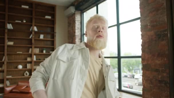 Echte Mensen Dansen Slow Motion Jonge Expressieve Blonde Man Met — Stockvideo