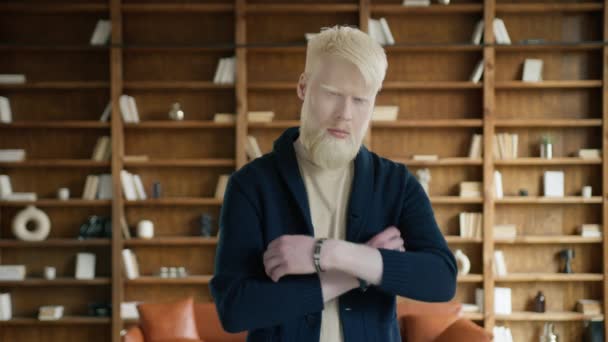 Portræt Succesfuld Forretningsmand Eller Nystartede Iværksætter Afslappet Cardigan Poserer Loft – Stock-video