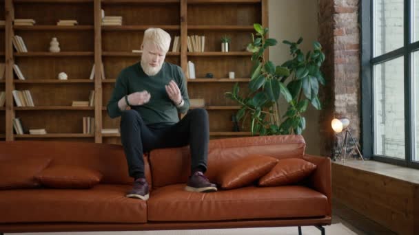 Vrolijke Jonge Blonde Man Met Baard Die Plezier Heeft Het — Stockvideo