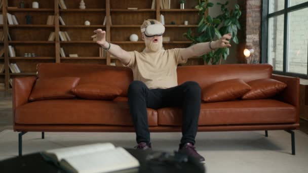 Conteúdo Criando Engenheiro Vestindo Fone Ouvido Realidade Virtual Trabalhando Home — Vídeo de Stock