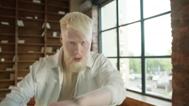 Mærkelig Albino Fyr Mistet Kontakten Med Omverdenen Trække Sig Ind – Stock-video