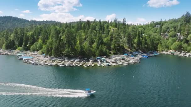 Dron Latający Nad Motorówką Pływający Nad Jeziorem Arrowhead Górach San — Wideo stockowe