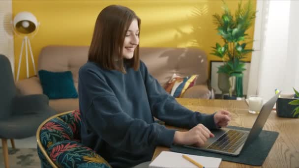 Надзвичайно Щаслива Молода Брюнетка Робить Жест Переможця Вводячи Ноутбук Кімнату — стокове відео