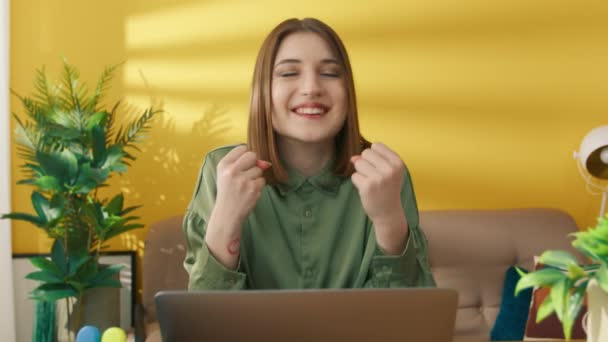 年轻的女学生在笔记本电脑上打字 充满了积极的情绪 年轻女人做了获胜的手势 不能相信自己的运气 高质量的4K镜头 — 图库视频影像