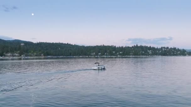 Drone Voando Sobre Lancha Movendo Lago Arrowhead Nas Montanhas San — Vídeo de Stock