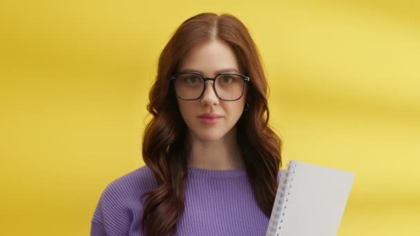 Średnie Ujęcie Pewnej Siebie Studentki Dużych Okularach Trzymającej Wiosenny Notatnik — Wideo stockowe